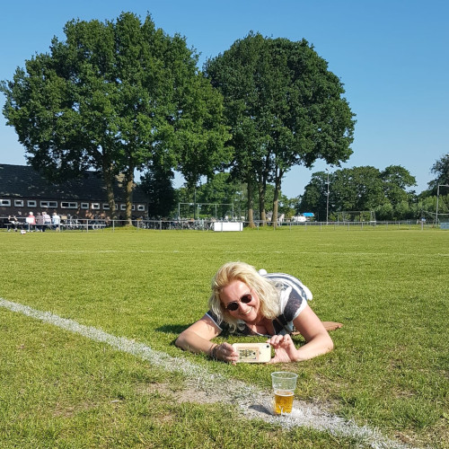 mascha met een halfvol glas