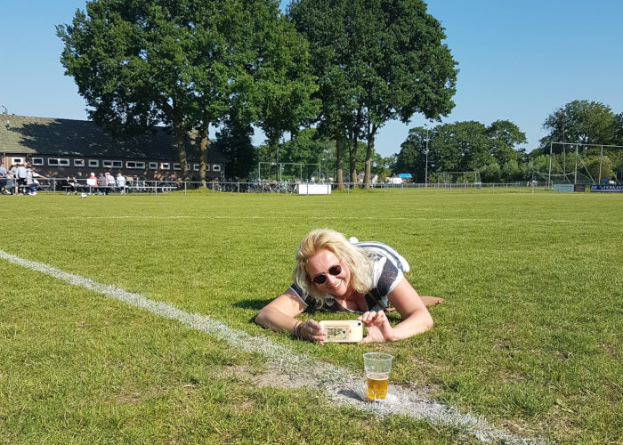 mascha met een halfvol glas